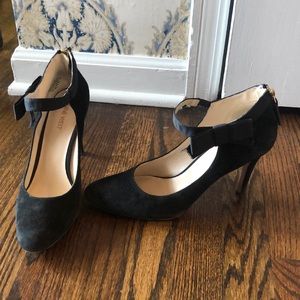 Super cute black suede Nine West heels w/ bow!
